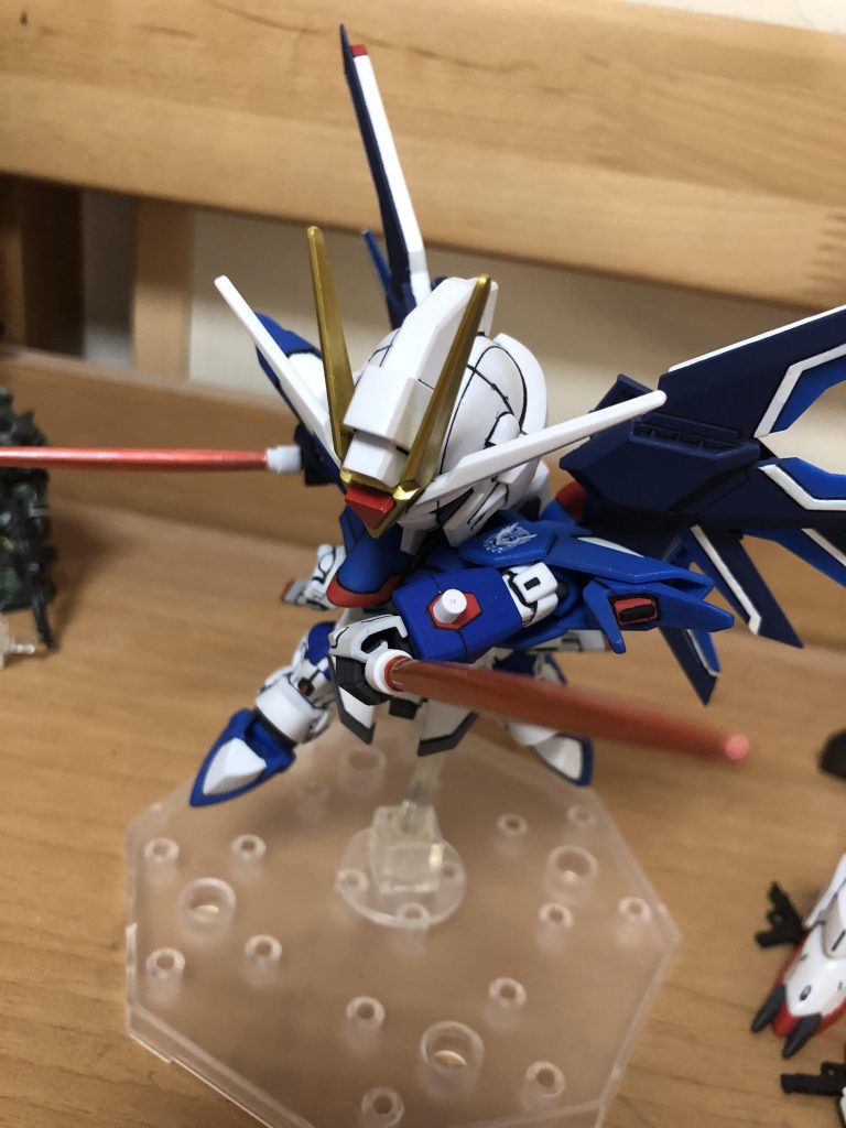 ビームサーベルを持たせてポージング、これは結構カッコよく撮れたかな？色はガンダムマーカーメタレッドで塗装、蛍光ピンクとかで塗るよりこっちの方が好きかも、銅っぽいけどかっこいいからいいや