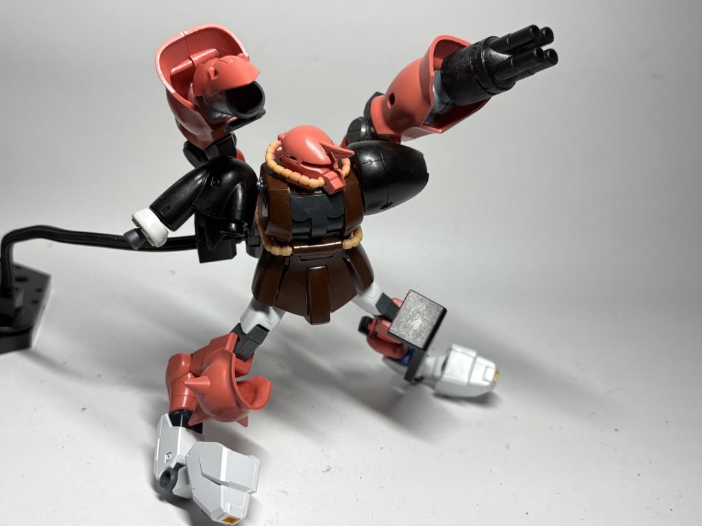 ミサイルとバズーカでぴょんぴょん跳ねて戦う本機…とても可愛らしいですね。