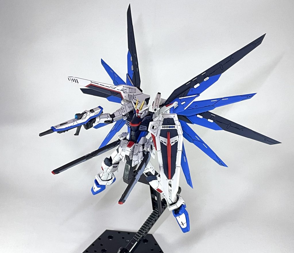 ちなみに羽根のRGギミックはオミットしています。個人的に気に入らなかったので…開かない方がスタイリッシュでカッコいい(gundam-kao3)今回、羽根を鋭く見えるようにしてみました。結構印象が変わった気がする。あと部分塗装をちょいちょい入れてみました。