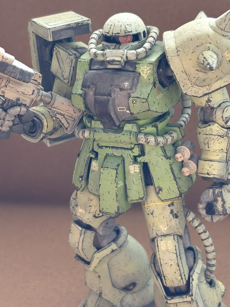 ベースは結構昔に作ったザク2F2です。カトキデザインがシャープで大好きです。ビツター少将は格闘好き。足腰で走り込んで間合いを詰めて戦います。地上戦専用のJ型なら問題無いのですが、F型やF2型は宇宙汎用機ですので、ザク脚部の疲労交換はしよっちゅうです。ビッグアフリカさんは整備兵泣かせです。