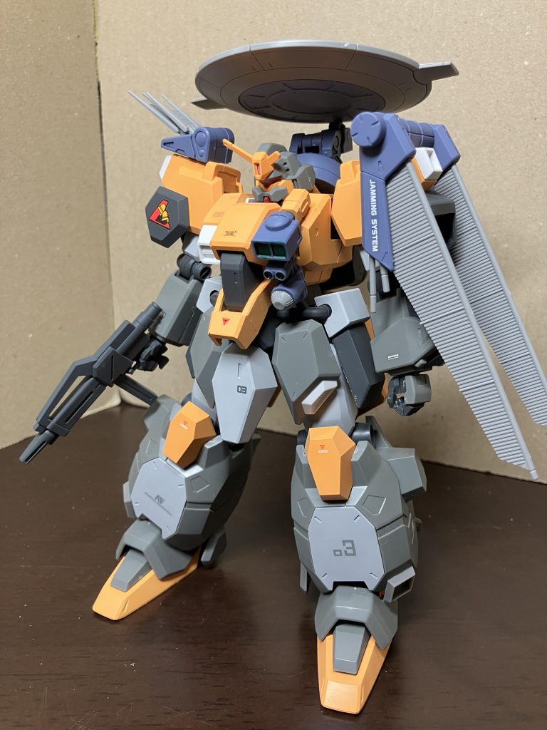 ③電子戦型F90ミッションパックのEタイプを取り付けました。グスタフカール特有の左右非対称を残すよう、Eタイプを取り付けました。