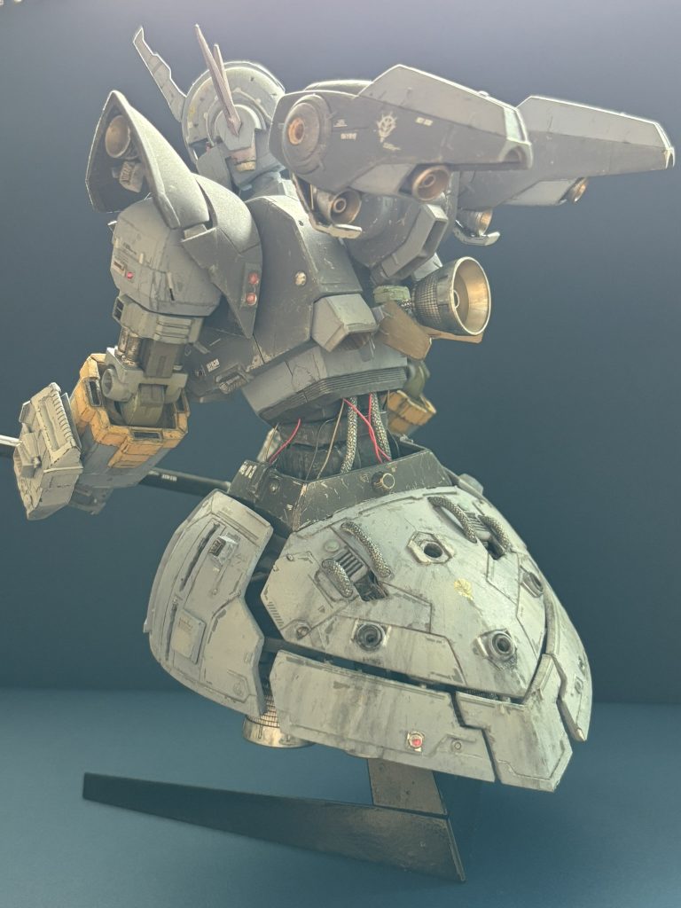 先生、宇宙兵器の汚し方が分かりませんそうですね。宇宙兵器は壊れる、焼けるぐらいしか無い、と思います。スターウオーズプロップの表現がリアルには感じますが、大気圏内の表現、艦上機くらいの汚れ方がスターウォーズ流と思います。たぶん錆びや傷は付かないだろうから控えめにし、ケープで退色表現を行って、上に油彩で薄いストレーキを入れることにしました。手順的には全くの航空機の汚しです。ロービジで海軍機のような塗装を目指しました。