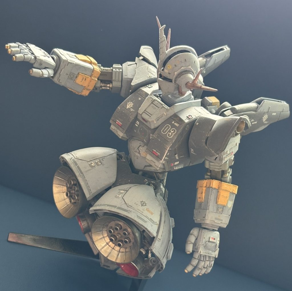 全体にスジボリやプラバンでディティールを足しましたが、これがかなり大変で、修行僧のようなコツコツとした日々でした。プロポーション改造は首と胴体の延長です。腰を20ミリ、首を5ミリ縦方向に延長して、人っぽいシルエットになりました。あと肩とスカートを大型化してます。腰は前後のスイングと左右の回転軸を、4個のマグネットで付ける形にして、可動にしました。スカートは8分割してそれぞれを2重関節でつなぎました。組み付けが繊細ですが、RGのような動きが出来るようになりました。