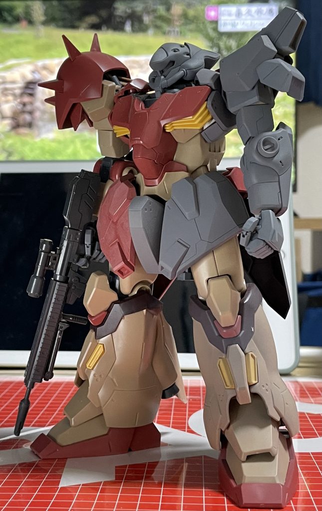 パーツ毎にサフを吹き、トライアンドエラーを繰り返す感じでやってみました。僕としてはホントは、とりあえず全身の加工を済ませてから全身にサフ、各部分の擦り合わせの段階で、全身にサフを吹きたい方なんですが、今回は部分毎に加工などを済ませ、その都度サフチェックをしていく手法を取りました。結果的には、やはり、余計な時間がかなり多く増えてしまったなという感じです。