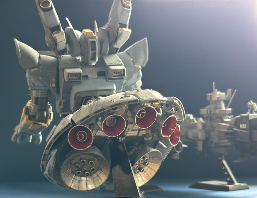 7月後半に塗装終わりました。スカート中のノズルは金属色に焼き入れた後、内部は赤にしました。クリア蛍光色を乗せてあり、ブラックライトを当てると青白く発光します。365nmと表示されたライトでも赤がちやんと発色出来なかったので青色発光にしました。ライトはネイル用とペン型と。安物買ったからか。。。