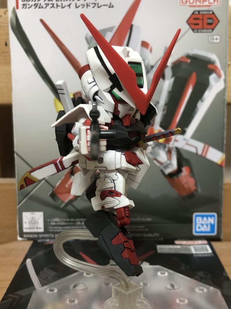 ビームライフルを構えて、本キットには付属しませんが同シリーズのストライク君から強奪しました