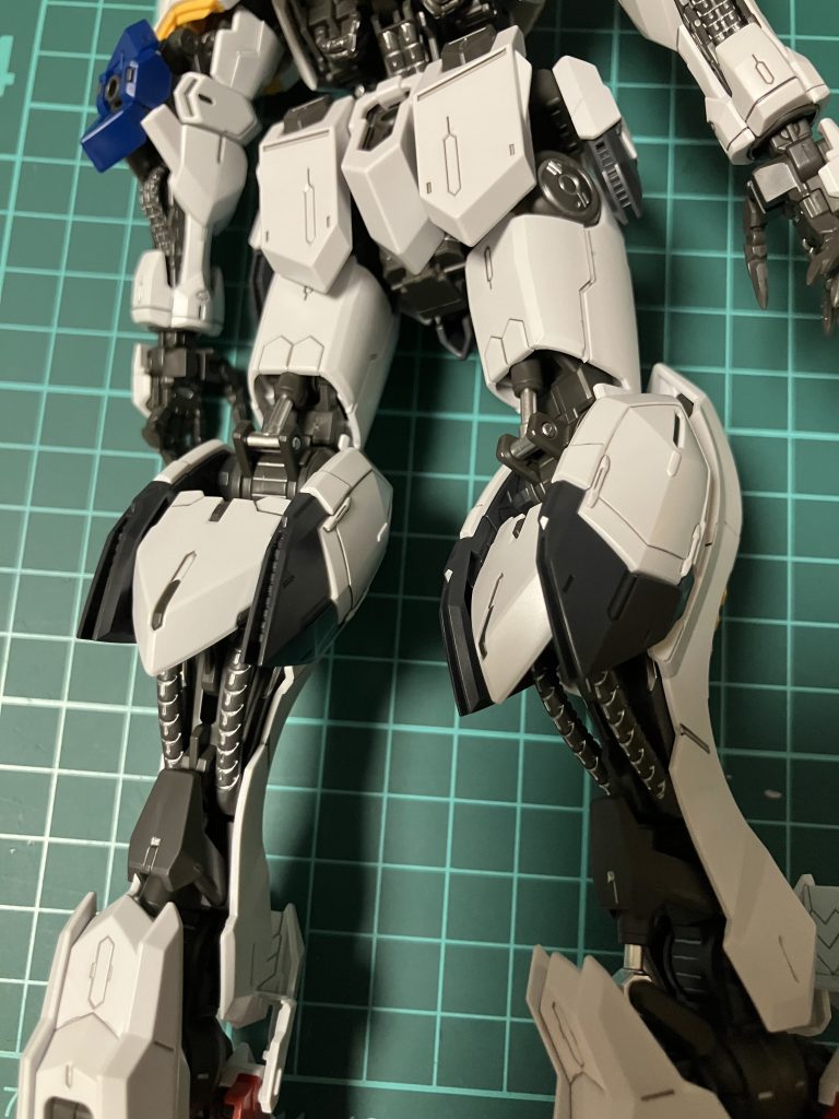 いつも通り素組みですが、少し手を加えた点として、ガンダムフレームはスミ入れをチタンシルバーでしました。ちょっとは金属感が出ましたかね？