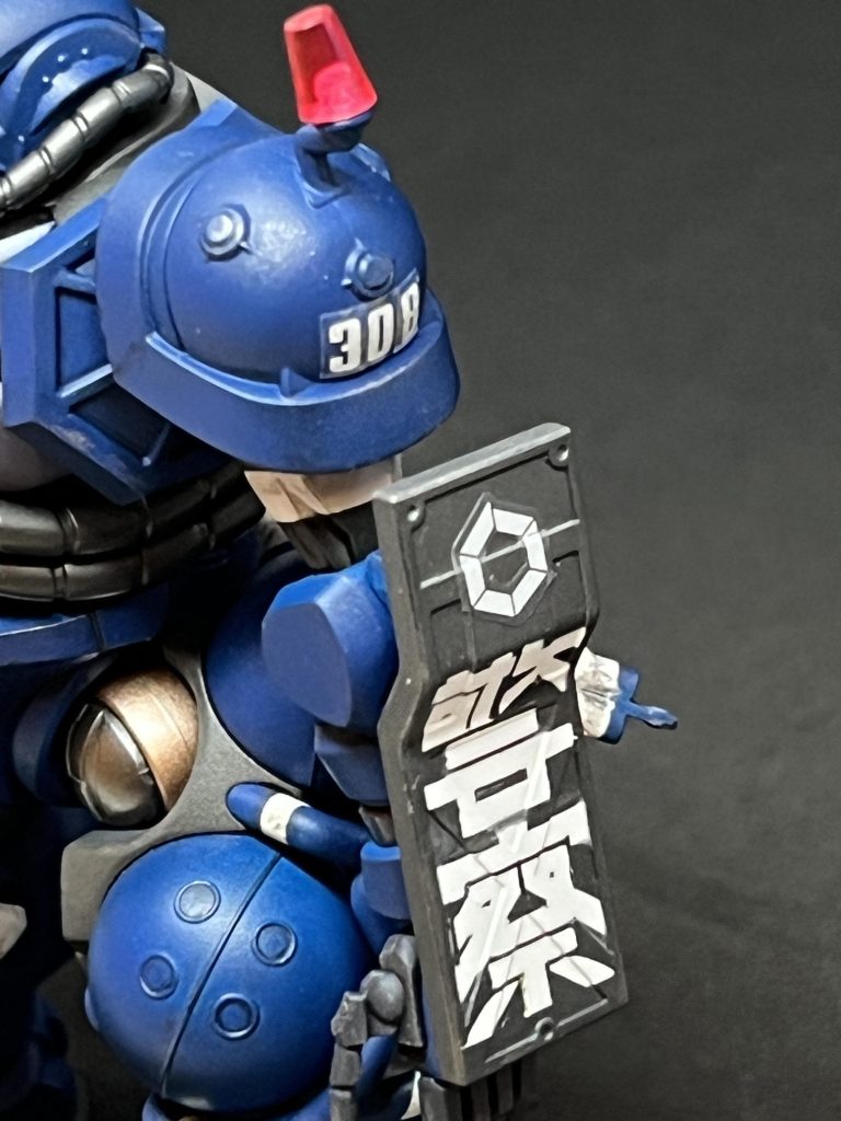 前述したように「警察」の文字はマスキングしてエアブラシで塗り分けました。お陰でシールのような段差もなく、キレイに仕上がりました。