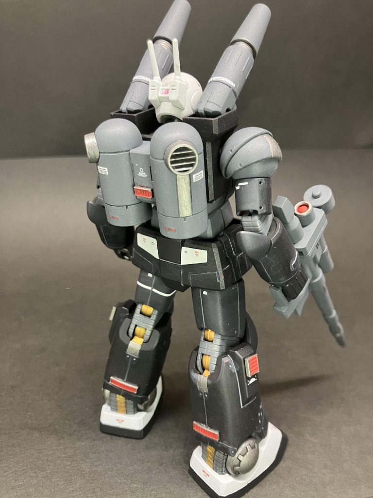 オリジン版みたりRGガンダム見ながら妄想を膨らませて掘ったり貼ったり。途中、デカール足りなくて慌てて買いに行ったり、職場からタイラップの切った残りを持ち帰ったり