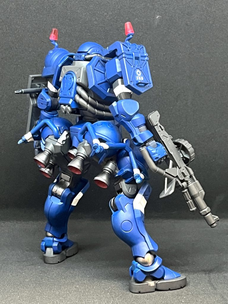 腰部とモモのバーニアが特徴的。チラリと見えるように、内部は赤で塗り分けています。使った塗料はアクリジョンのベースレッドで、筆塗りです。全体としてプロポーションや造形の改修は行っていませんが、ザクマシンガンのバイポッドは作りが大雑把なので、手を入れても良かったかもしれません。