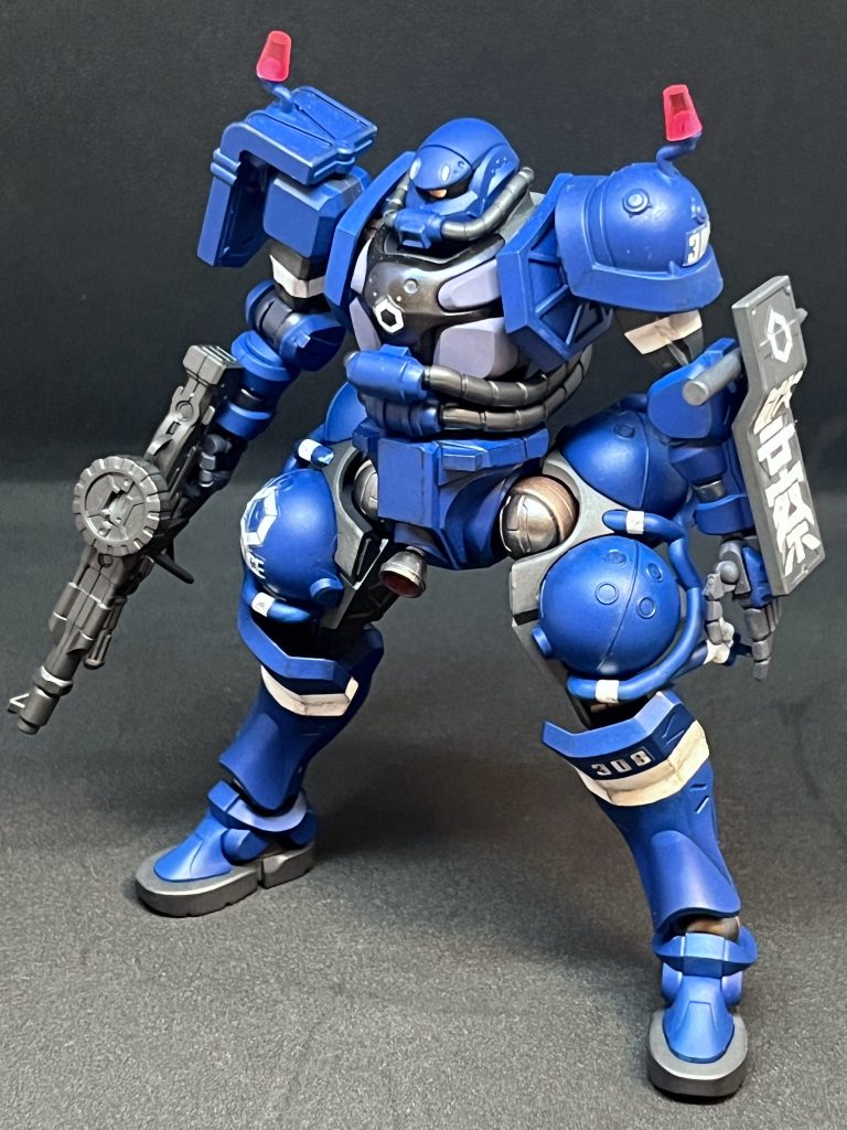 塗装レシピは以下のとーり。下地(パイプ以外):サーフェイサー1500ホワイト(クレオス)下地(パイプ):サーフェイサーエヴォスカイブルー(ガイア)ブルー;フタロシアニンブルー(クレオス)胸部のパープル:パープルグレー(ガイア)胸部のブラック:プリズムブルーブラック(ガイア)内部フレーム、シールド、足部のソールなど:ティターンズブルー1(クレオス)パイプ、ザクマシンガンなど:グラファイトブラック(クレオス)ホワイト部分:アルティメットホワイト(ガイア)バーニア外部、関節部:フレームメタリック1(ガイア)バーニア内部:ベースレッド(クレオスアクリジョン・筆塗り)関節部の塗り分け部分:カッパー(クレオス)ウェザリング :ガンダムタッチマーカーのグレー各種、ウェザリングマスターFセットのチタン・ライトガンメタル仕上げ:つや消しトップコート(クレオス)