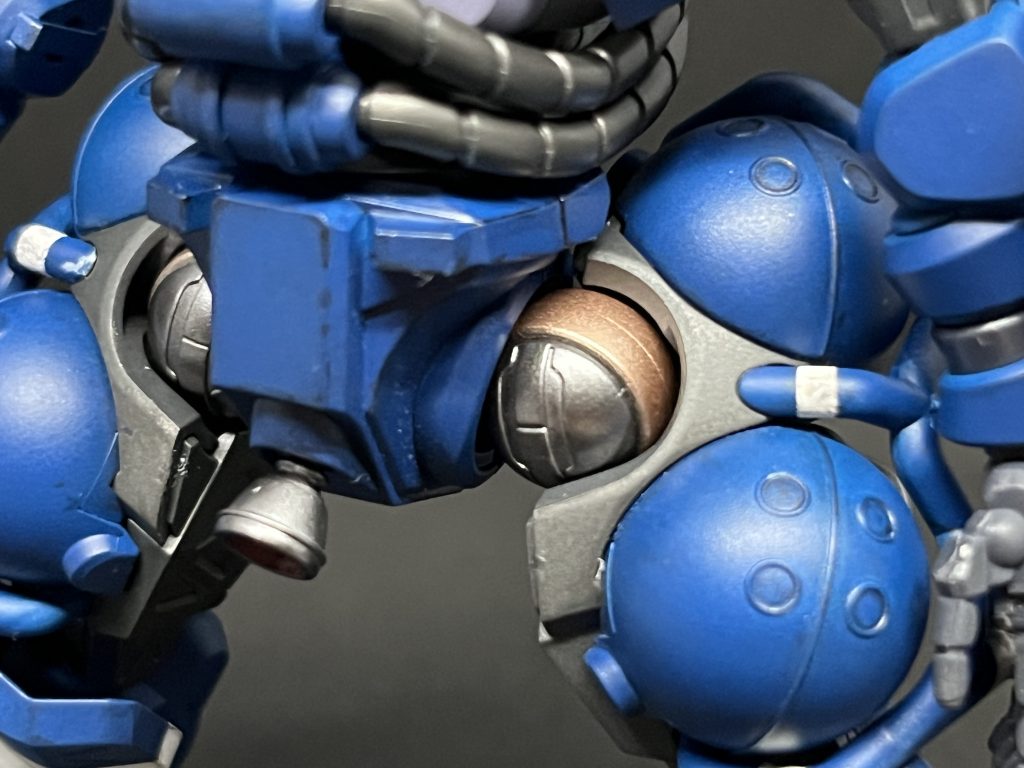 エッジ部分や窪んだ箇所はリアルタッチマーカーの各種グレーで汚しを入れています。また、関節部分はフレームメタリック1とカッパーで塗り分けました。