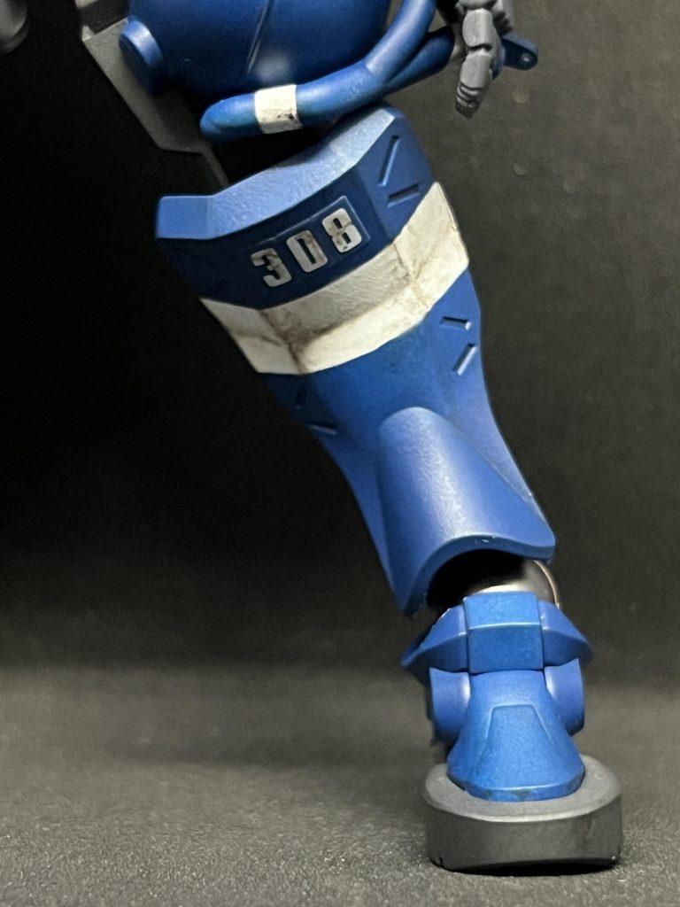 ↑膝のラインのウェザリング 。エッジと窪んだ部分を中心に汚しています。