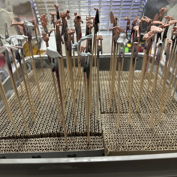 知り合いから、某2号機にするよう指令が入りまして、絶賛全塗装中です。色のプランニングに四苦八苦しました。取り敢えず塗り分けまで終了。さぁーて、筆で塗装の微修正と、墨入れ、トップコートに移ります。疲れましたw（2枚目）