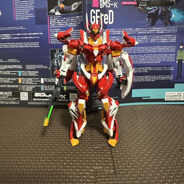 知り合いから、某2号機にするよう指令が入りまして、絶賛全塗装中です。色のプランニングに四苦八苦しました。取り敢えず塗り分けまで終了。さぁーて、筆で塗装の微修正と、墨入れ、トップコートに移ります。疲れましたw（3枚目）