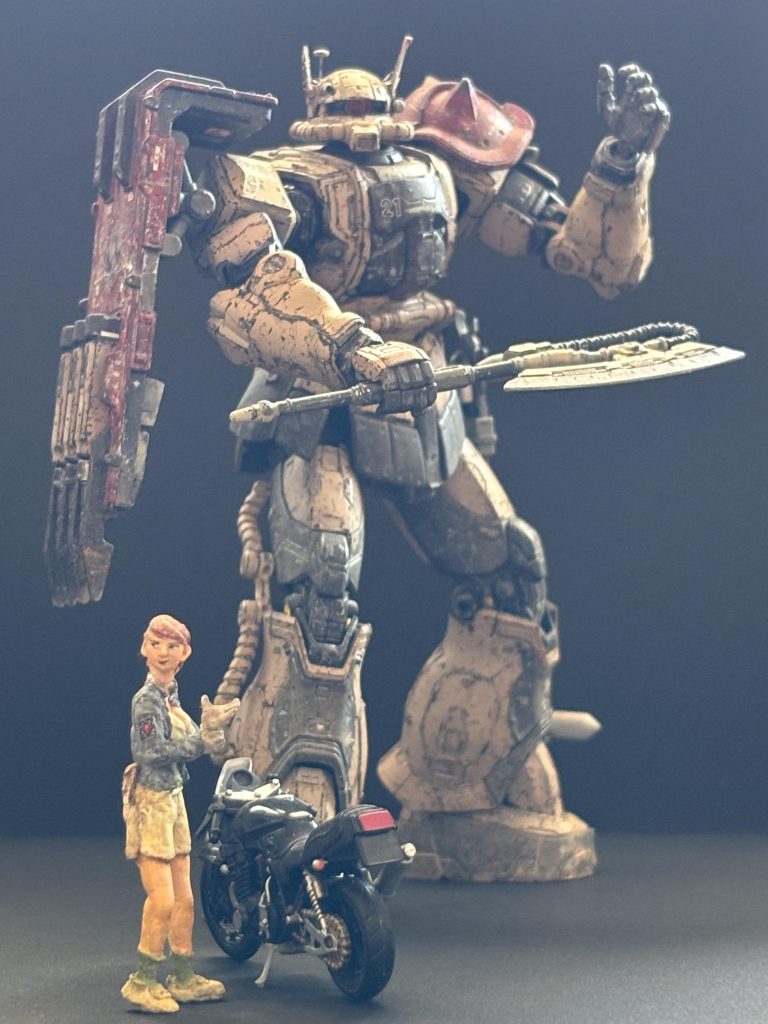 こっちは赤狼さんと1/35イリアソラリ大尉ぽい人。teamレッドウルフの腕章にイラレで日数かけてたのは内緒です。ソラリ大尉も2作目ですが、前回はアクションフィギュアからの改造で頭身とか制約が多かったので、今回はスクラッチで固定モデルで作りました。バイクは食玩のカタナです。1/40くらいのサイズですが、並べて違和感ないです。