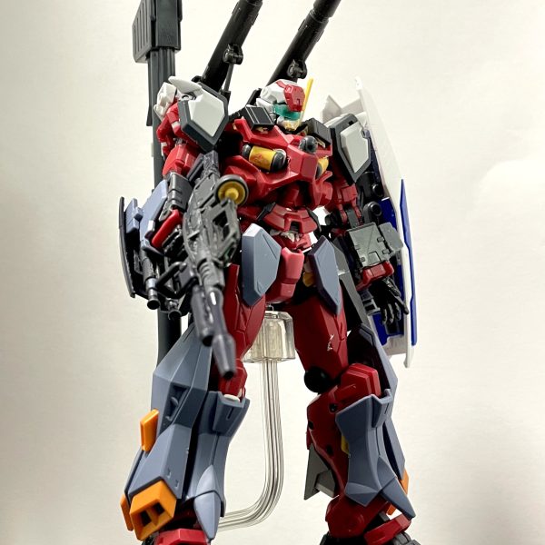 軽キャノンはGQガンダムより腕や脚が気持ち太くはなっていますが、ボディの大きさと比較するとボリューム不足に思えた為、デュエルブリッツのアーマー部分をミキシングしてマッシブになればいいなと作成開始しました。脚部は排気ダクトとスラスターを追加し、デュエルブリッツの追加装甲を装備バックパックはオリジン版ガンキャノンのビームキャノンに変更、ハイパーバズーカとシールドをマウント頭部は01ガンダムのようにV字アンテナをつけようとしましたが、キャノンと干渉するので、サイドに設置腰は広すぎるように思えたので、赤いガンダムの腰に変更し、フロント、サイド、リアと装甲追加胴体はタンクを中に埋め込み、肩にはミサイルコンテナのような蓋を追加肩はデュエルブリッツの肩アーマーを前後に取り付け、上部にはゼフィランサスの肩パーツをつけています。腕にはデュエルブリッツの装甲をつけていますが、ランサーダートやスレイプニールは流石に合わなかったので二連装ビームライフルっぽいものを右腕に、左腕にはジェスタのビームサーベルラックを装備ビームライフルは軽キャノンのビームライフルにデュエルブリッツのビームライフルパーツを切って貼って長さをアップまだテープで仮止めの箇所ばかりですが、軽キャノンとデュエルブリッツ装甲は新しいキットなのでサイズ的にはフィットしている気はしますね。（4枚目）