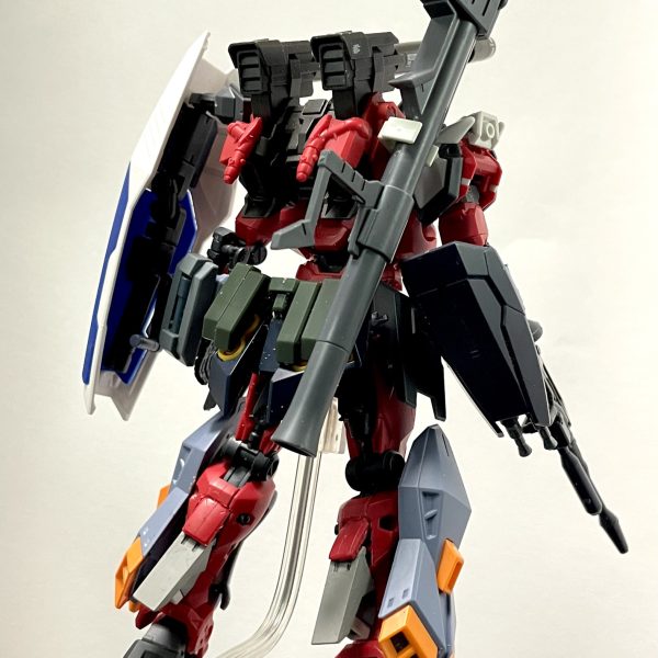軽キャノンはGQガンダムより腕や脚が気持ち太くはなっていますが、ボディの大きさと比較するとボリューム不足に思えた為、デュエルブリッツのアーマー部分をミキシングしてマッシブになればいいなと作成開始しました。脚部は排気ダクトとスラスターを追加し、デュエルブリッツの追加装甲を装備バックパックはオリジン版ガンキャノンのビームキャノンに変更、ハイパーバズーカとシールドをマウント頭部は01ガンダムのようにV字アンテナをつけようとしましたが、キャノンと干渉するので、サイドに設置腰は広すぎるように思えたので、赤いガンダムの腰に変更し、フロント、サイド、リアと装甲追加胴体はタンクを中に埋め込み、肩にはミサイルコンテナのような蓋を追加肩はデュエルブリッツの肩アーマーを前後に取り付け、上部にはゼフィランサスの肩パーツをつけています。腕にはデュエルブリッツの装甲をつけていますが、ランサーダートやスレイプニールは流石に合わなかったので二連装ビームライフルっぽいものを右腕に、左腕にはジェスタのビームサーベルラックを装備ビームライフルは軽キャノンのビームライフルにデュエルブリッツのビームライフルパーツを切って貼って長さをアップまだテープで仮止めの箇所ばかりですが、軽キャノンとデュエルブリッツ装甲は新しいキットなのでサイズ的にはフィットしている気はしますね。（5枚目）