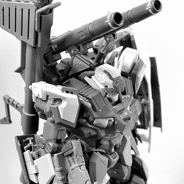 軽キャノンはGQガンダムより腕や脚が気持ち太くはなっていますが、ボディの大きさと比較するとボリューム不足に思えた為、デュエルブリッツのアーマー部分をミキシングしてマッシブになればいいなと作成開始しました。脚部は排気ダクトとスラスターを追加し、デュエルブリッツの追加装甲を装備バックパックはオリジン版ガンキャノンのビームキャノンに変更、ハイパーバズーカとシールドをマウント頭部は01ガンダムのようにV字アンテナをつけようとしましたが、キャノンと干渉するので、サイドに設置腰は広すぎるように思えたので、赤いガンダムの腰に変更し、フロント、サイド、リアと装甲追加胴体はタンクを中に埋め込み、肩にはミサイルコンテナのような蓋を追加肩はデュエルブリッツの肩アーマーを前後に取り付け、上部にはゼフィランサスの肩パーツをつけています。腕にはデュエルブリッツの装甲をつけていますが、ランサーダートやスレイプニールは流石に合わなかったので二連装ビームライフルっぽいものを右腕に、左腕にはジェスタのビームサーベルラックを装備ビームライフルは軽キャノンのビームライフルにデュエルブリッツのビームライフルパーツを切って貼って長さをアップまだテープで仮止めの箇所ばかりですが、軽キャノンとデュエルブリッツ装甲は新しいキットなのでサイズ的にはフィットしている気はしますね。（7枚目）