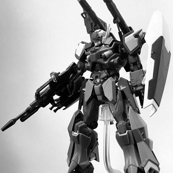軽キャノンはGQガンダムより腕や脚が気持ち太くはなっていますが、ボディの大きさと比較するとボリューム不足に思えた為、デュエルブリッツのアーマー部分をミキシングしてマッシブになればいいなと作成開始しました。脚部は排気ダクトとスラスターを追加し、デュエルブリッツの追加装甲を装備バックパックはオリジン版ガンキャノンのビームキャノンに変更、ハイパーバズーカとシールドをマウント頭部は01ガンダムのようにV字アンテナをつけようとしましたが、キャノンと干渉するので、サイドに設置腰は広すぎるように思えたので、赤いガンダムの腰に変更し、フロント、サイド、リアと装甲追加胴体はタンクを中に埋め込み、肩にはミサイルコンテナのような蓋を追加肩はデュエルブリッツの肩アーマーを前後に取り付け、上部にはゼフィランサスの肩パーツをつけています。腕にはデュエルブリッツの装甲をつけていますが、ランサーダートやスレイプニールは流石に合わなかったので二連装ビームライフルっぽいものを右腕に、左腕にはジェスタのビームサーベルラックを装備ビームライフルは軽キャノンのビームライフルにデュエルブリッツのビームライフルパーツを切って貼って長さをアップまだテープで仮止めの箇所ばかりですが、軽キャノンとデュエルブリッツ装甲は新しいキットなのでサイズ的にはフィットしている気はしますね。（3枚目）