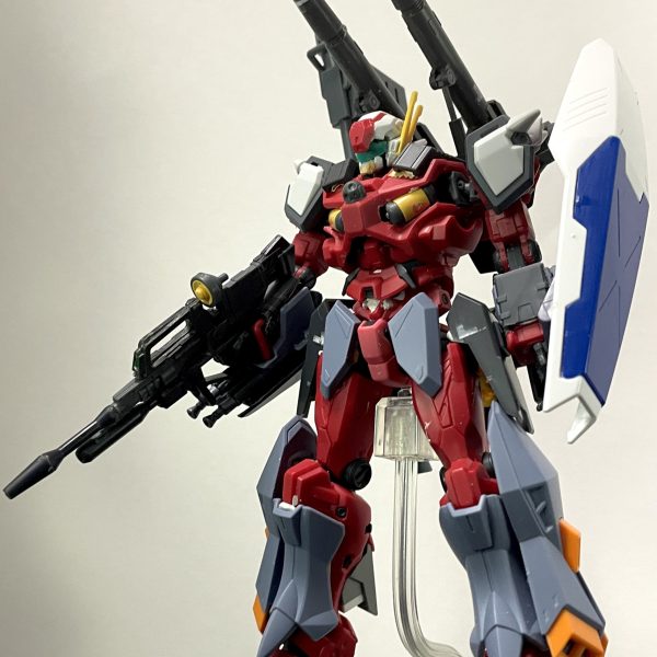 軽キャノンはGQガンダムより腕や脚が気持ち太くはなっていますが、ボディの大きさと比較するとボリューム不足に思えた為、デュエルブリッツのアーマー部分をミキシングしてマッシブになればいいなと作成開始しました。脚部は排気ダクトとスラスターを追加し、デュエルブリッツの追加装甲を装備バックパックはオリジン版ガンキャノンのビームキャノンに変更、ハイパーバズーカとシールドをマウント頭部は01ガンダムのようにV字アンテナをつけようとしましたが、キャノンと干渉するので、サイドに設置腰は広すぎるように思えたので、赤いガンダムの腰に変更し、フロント、サイド、リアと装甲追加胴体はタンクを中に埋め込み、肩にはミサイルコンテナのような蓋を追加肩はデュエルブリッツの肩アーマーを前後に取り付け、上部にはゼフィランサスの肩パーツをつけています。腕にはデュエルブリッツの装甲をつけていますが、ランサーダートやスレイプニールは流石に合わなかったので二連装ビームライフルっぽいものを右腕に、左腕にはジェスタのビームサーベルラックを装備ビームライフルは軽キャノンのビームライフルにデュエルブリッツのビームライフルパーツを切って貼って長さをアップまだテープで仮止めの箇所ばかりですが、軽キャノンとデュエルブリッツ装甲は新しいキットなのでサイズ的にはフィットしている気はしますね。（2枚目）