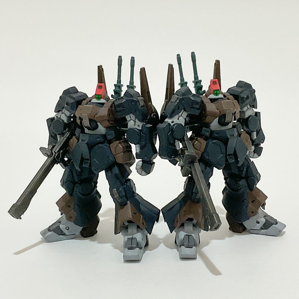 アポリー機とロベルト機です。どっちがどっちでもいいです(笑)本体はクレオス SEED FREEDOMカラーのマイティーストライクフリーダムダークブルーで塗っています。