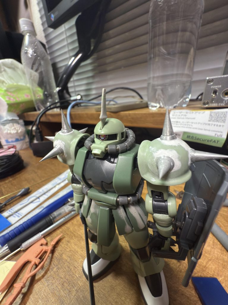 ◾️工作一覧・モノアイは市販のものに交換。・ドズルザク特有の頭ブレードをパテで盛って造形。・右肩を左肩と同じものにジャンクから交換し、金属パーツのスパイクを両肩4箇所ずつ接着し、パテで整形。※右肩はパテのヤスリがけが甘く、パテの段差が一部出てしまいました。次への教訓。・スカートは、リバイブザクIIの分割が気に入らないため、MGやリバイブ前のザクIIと同じ分割になるようにカット、接着、パテ造形。・動力パイプは顔、腰、脚全て交換。コトブキヤの中空丸穴分割パイプに100均のアルミワイヤーと市販のスプリングパーツを通して曲げ整形し取り付け。