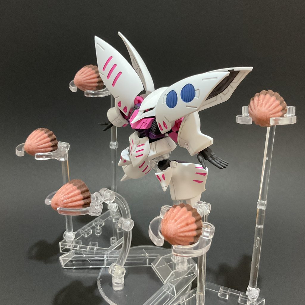 ゆけっ、ファンネル!別売りのファンネルエフェクトは買わなかったのでアポロチョコで代用しました(撮影後においしくいただきました)。ご覧いただきありがとうございました。