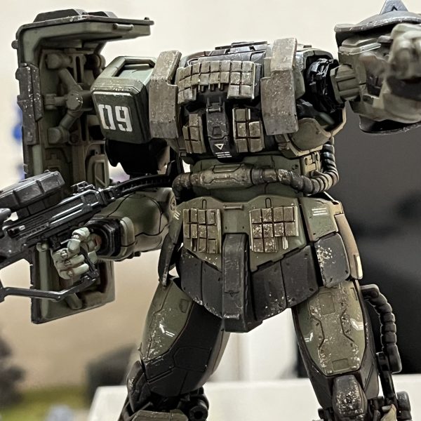 ザクのウェザリングも甘かったのでやり直しました。質感がだいぶ出てきて良くなってきたと思います。（3枚目）