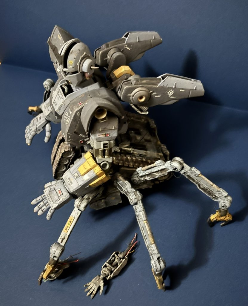 弱点の近接格闘を補うため、6本の巨大クローを側面に装備します。これらはダイソーのジオラマ用のクローで作りました。素材に不安がありましたが、塗装は問題無く出来ました。ただ関節の保持が弱く、ラチェットは直ぐにヘタリました。足6本分ダイソーの棚を買い占める時に、チクッと罪悪感がよぎります。そんな時は日本人ならDOGEZAしかありません。