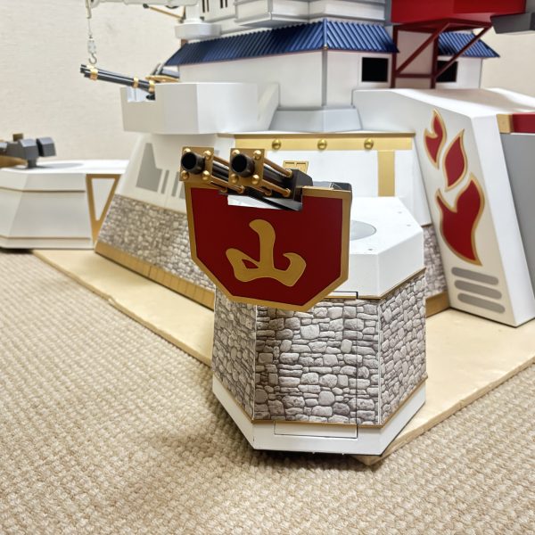 皆様お久しぶりです。ロンロンです。烈帝城の更新がずっとできておらず、もし楽しみにしてくださっていた方がまだいるとしたら、申し訳ありません。烈帝城の石垣について、じつはグレー一色の石垣シートを、石一つ一つちまちま塗ってました。気が遠くなるような作業をしてました。しかし、私ごとではありますが、もうすぐ子どもが産まれるということで、塗料が使いづらい環境になり「しばらくはあきらめるか」と思っていた矢先…、seriaで良い石垣シートを発見！！！無塗装で、切って貼るだけで、めちゃくちゃあう！！！なんかできそう気がしてきました！！（2枚目）