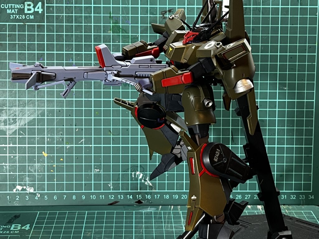 スプレーのオリーブドラブ（2）でZZ版風に塗装しました。艶消しです。