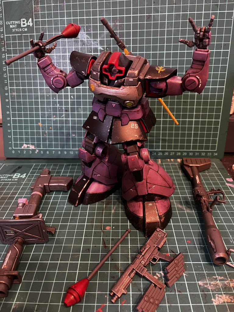 筋彫り、部分塗装、してウェザリング、デカール、艶消しです。踊っています。