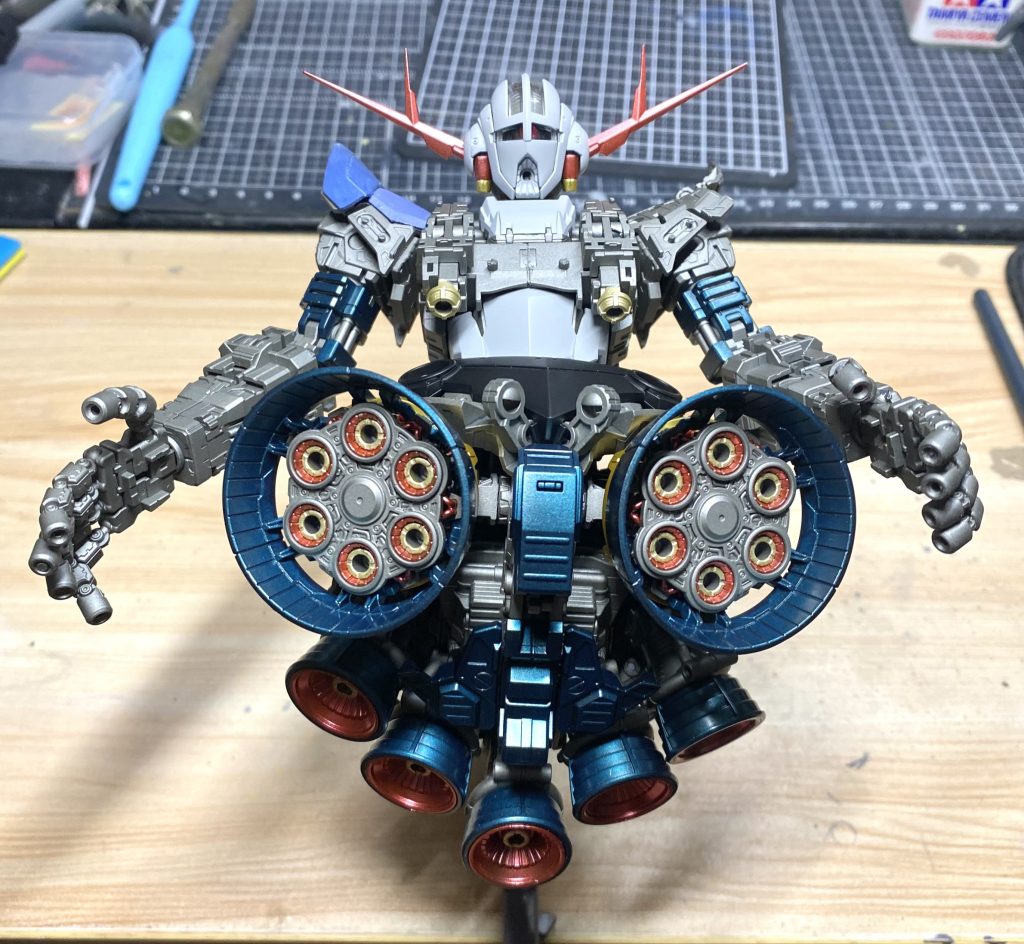 フレームを先に塗装してしまい順に装甲を取り付けていきました。