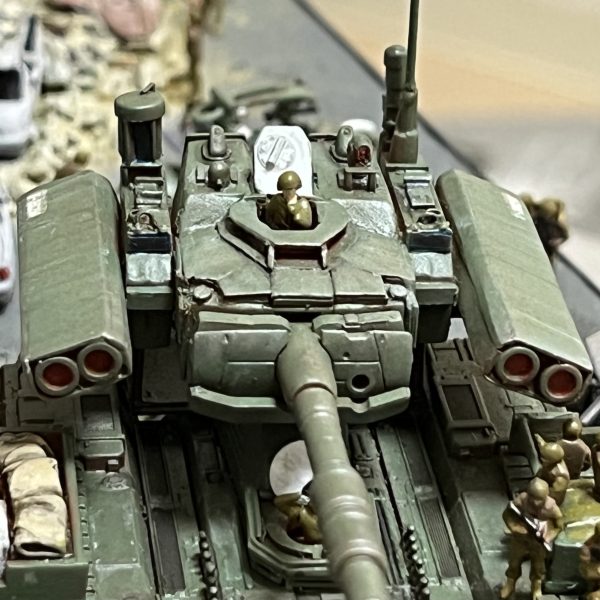 負傷兵フィギュアを追加しました。UMRCのオニー・カスガはいませんが😅よろしければ画面をタップし拡大してご覧に下さい。劇中では死傷者の描写が多くて戦争映画を観ている感じでした。あの悲壮感をガンプラで戦場ジオラマとしてしかも1/144のミニスケールで表現できてたら申し分ないと思ってます。マゼラアタックもウェザリングに手を加えました。雨垂れに埃が付着した感じで全体的に汚してます。アスファルトも少し気に入らなかったので表面をけがいてダメージを加えています。あと心残りとなっているのが建物のウクライナ語の看板です。ロケハン建物写真の正面エントランス上とオーニングテント上に取り付けられている物です（テント上のアルファベットは全く読み取れません😅）。何度となく挑戦してますがアルファベットをうまく切り抜けず挫折を繰り返してます。ミリタリースケールのジオラマだと建物の看板とか結構リアリティ出せる要素だったりするんですけど、デザインカッターで切り抜くにも1/44のサイズは小さ過ぎます😭まだ時間ありますから引き続き頑張ろうと思います。（3枚目）