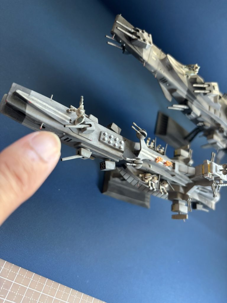 1/1200サラミスとマゼラン。以前に作ったキットですが、今回ダズル迷彩を追加、ノズルやスポンソン先端、キャビンに蛍光色発光の塗料を追加しました。キット付属のジム、ボールに加えて、新しくパブリク突撃艇を作ってサラミスに載せています。GMは小指の爪、パブリクは丁度コシヒカリ一粒ぶんの大きさです^_^