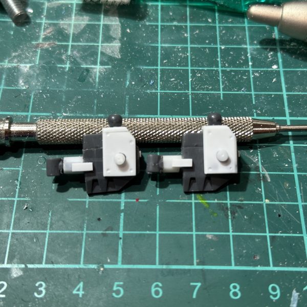 ウイング接続パーツに少しディテール追加しました。 中にネオジム磁石を仕込んでいます。プラ板同士　いずれすり減りへたれるのが予想出来るので2箇所定位置にネオジム磁石仕込んでロック出来るようにしてます。 それにしても机の上がカオスですみません。（2枚目）