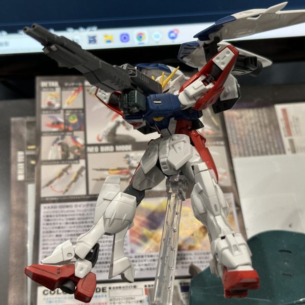 両手持ち出来るよう　専用にハンドパーツをEGガンダムから拝借し削り込みました。内側みえないからザッキザキしてますがwシールドを装着した状態でも両手持ち出来ます。このキットの1番の難点だったツインバスターライフル両手持ちが出来ない をなんとか克服するしましたw（1枚目）
