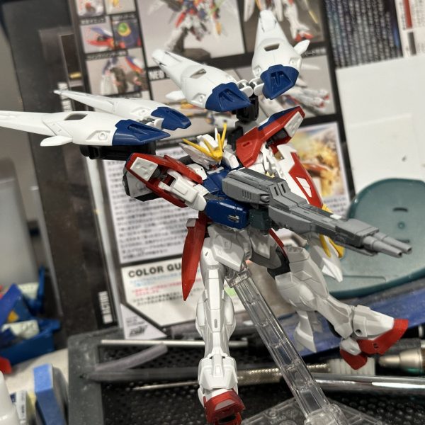 両手持ち出来るよう　専用にハンドパーツをEGガンダムから拝借し削り込みました。内側みえないからザッキザキしてますがwシールドを装着した状態でも両手持ち出来ます。このキットの1番の難点だったツインバスターライフル両手持ちが出来ない をなんとか克服するしましたw（2枚目）
