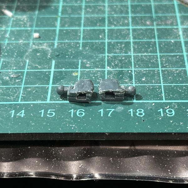 両手持ち出来るよう　専用にハンドパーツをEGガンダムから拝借し削り込みました。内側みえないからザッキザキしてますがwシールドを装着した状態でも両手持ち出来ます。このキットの1番の難点だったツインバスターライフル両手持ちが出来ない をなんとか克服するしましたw（3枚目）