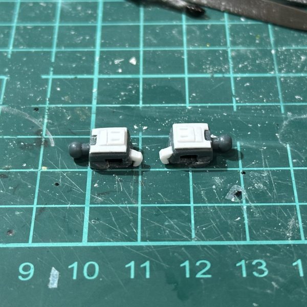 昨日削り込んだハンドパーツに指と少しディテール追加しました。 プラ板工作難しい😓ちなみにキットのトリガー自体に指をかける事はできません。雰囲気大事です。 （1枚目）
