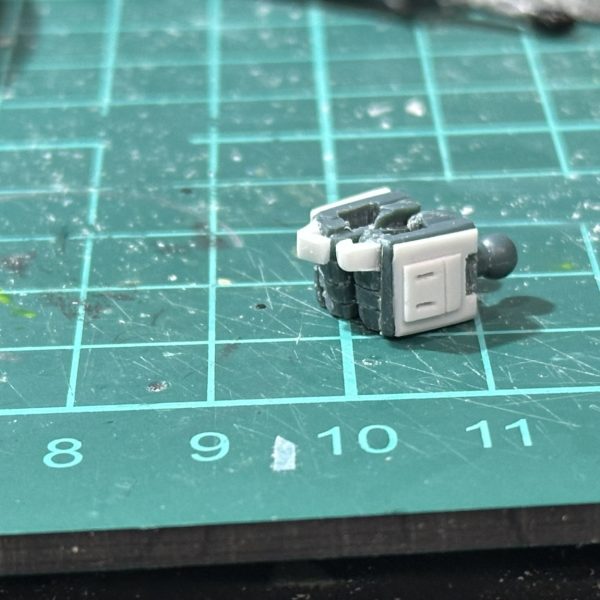 昨日削り込んだハンドパーツに指と少しディテール追加しました。 プラ板工作難しい😓ちなみにキットのトリガー自体に指をかける事はできません。雰囲気大事です。 （2枚目）