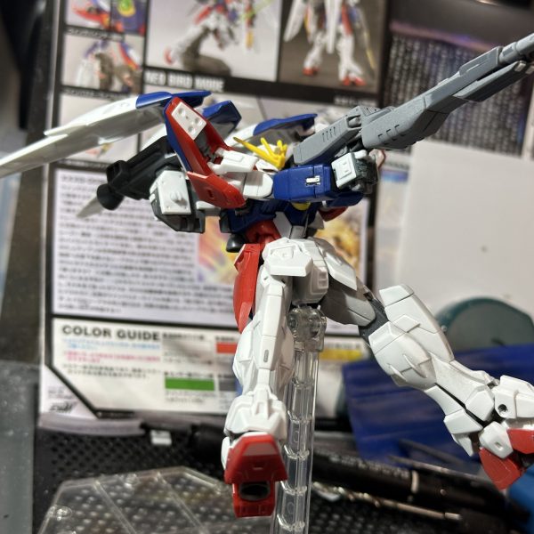 昨日削り込んだハンドパーツに指と少しディテール追加しました。 プラ板工作難しい😓ちなみにキットのトリガー自体に指をかける事はできません。雰囲気大事です。 （4枚目）