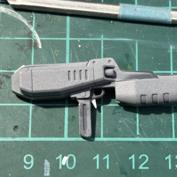 トリガーも新設しました折角作った指もサマになります本当のトリガーはプラ板で蓋します（1枚目）