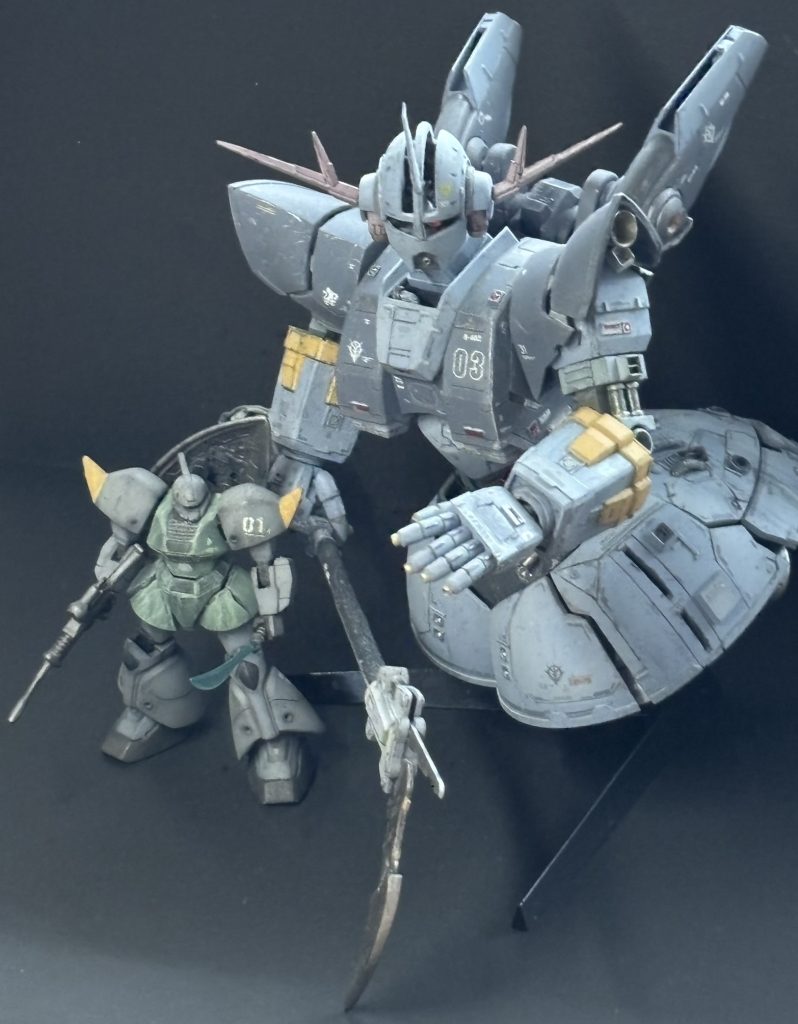 ケーニヒス・ジオングの僚機（今風に言えばMAVですか）元祖のゲルグクと。ゲルグクはHMSをベースに関節の付け替えやスカートの分割可動などを改造しています。1/220スケールなので1/144ジオングが1.5倍化したように見えます。そのくらいにデカいのですキリッ