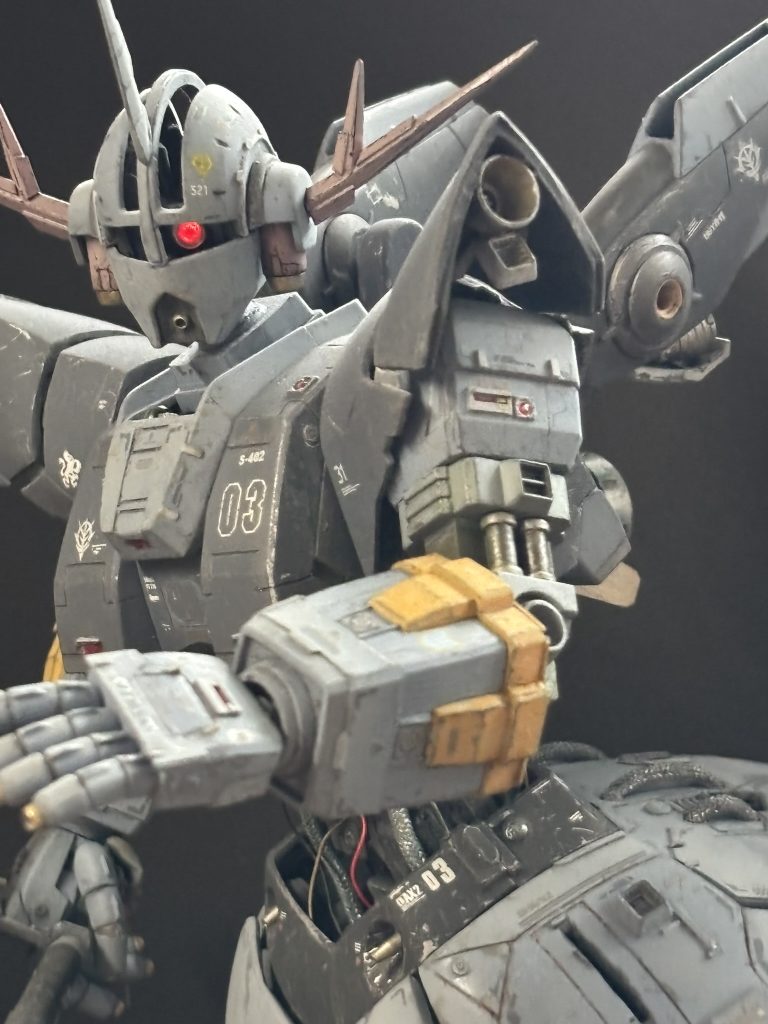 モノアイは発光して十字型に、後頭部までグルっと回せます。頭部ですがこの可動機構と発光を両立すると電源を入れられなくなったので、電源は胴体側に取ってます。リード線は３ミリボールジョイントの中に空けた１ミリ穴に通してます。腰の可動領域を狭めたくなかったので、腰関節にはアーマーを付けず関節ブロックを剥き出しにしました。細いワイヤーやケーブルを周りに足しています。