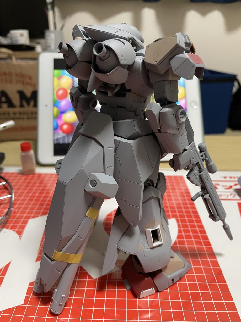最後に製作中の背面の状況を一枚なかなか難しいですねガンプラは! 最後までご覧いただきまして、ありがとうございます😊積みプラの多さと、作成のスピードの乖離が酷いことに気づきまして、最近はキットの購入を控えめにしております😁でもやはり楽しいですねガンプラは!楽しいのが一番!趣味なんて楽しくなければ趣味じゃないですよね!仮にスランプで上手くいかなくても、その状況すら楽しめるようになりたいものです!次作は何になるかまだわかりませんが、積みプラを崩しつつ、少しだけ手を入れるものと、ガッツリ入れるものの並行作業でやっていけたらいいなぁと思う所存でございます。それでは次回もよろしくお願いします。