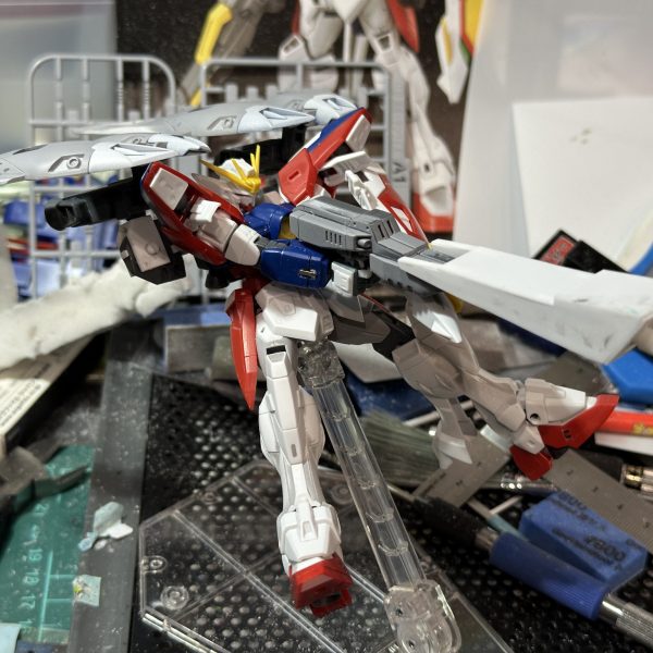 バレル？をつけてみました。仮接着なのでバレルが少しフニャッとしてます。 顔がツインバスターライフルに隠れたりして写真撮るの難しいです😓 名称がフワフワして申し訳ない（3枚目）