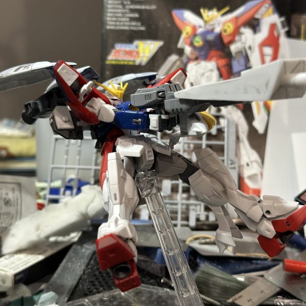 バレル？をつけてみました。仮接着なのでバレルが少しフニャッとしてます。 顔がツインバスターライフルに隠れたりして写真撮るの難しいです😓 名称がフワフワして申し訳ない（2枚目）