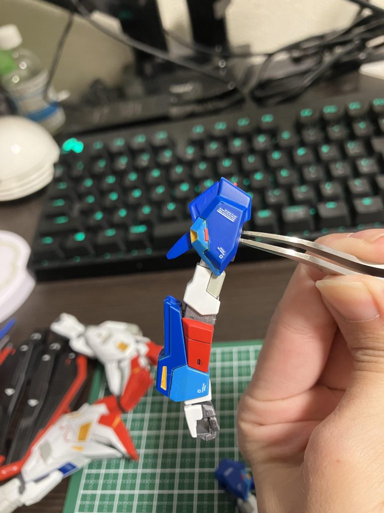 メインカラーからトーンを落とした色を塗りたくてスカイブルーを選択して塗分けました!黄色いスラスターの部分も塗分けたのですが、黄色→スカイブルーで塗ったら、塗装が甘くかなり黄色が透けてしまったのが悔しい!マスキングも難しくてかなりマスキングを抜けて塗料が侵食してしまいました。密着があまいとそうなるらしいので次回までに少し調べたいと思います!